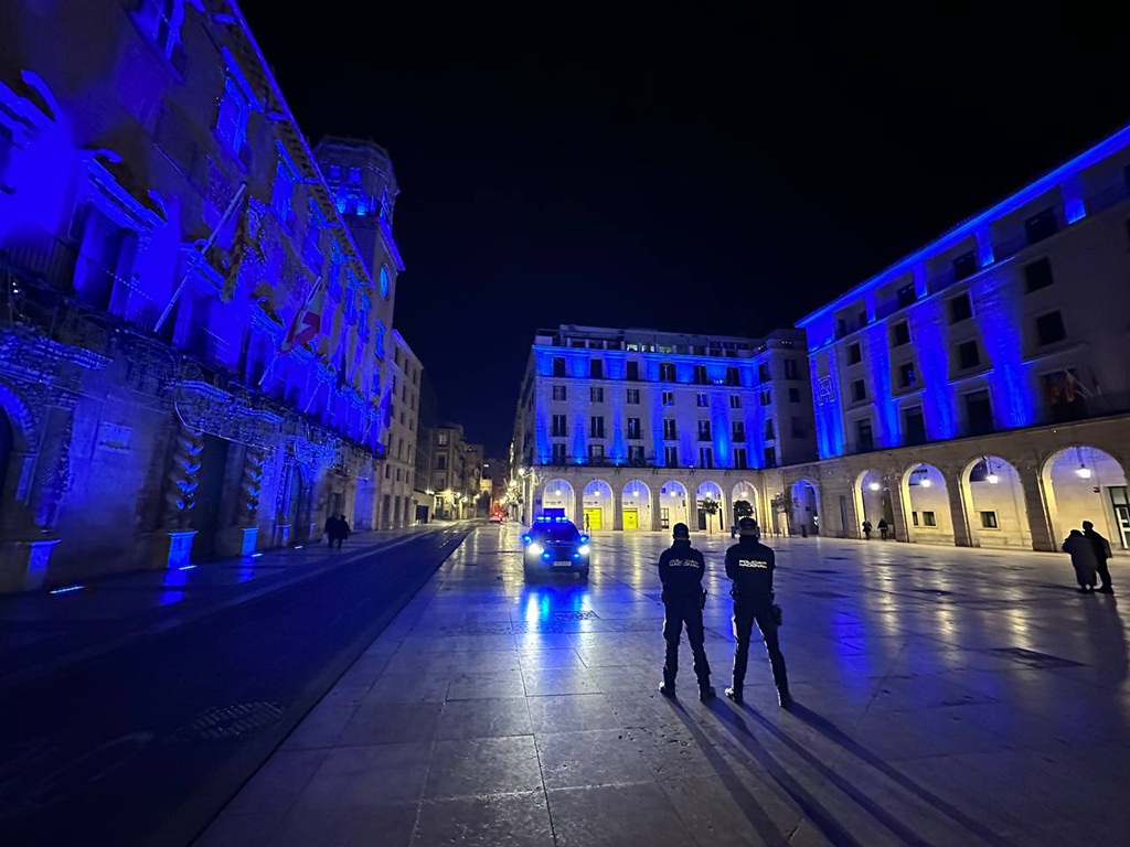 Plaza del Ayuntamiento de Alicante iluminada con el color azul de la Policía Nacional. 